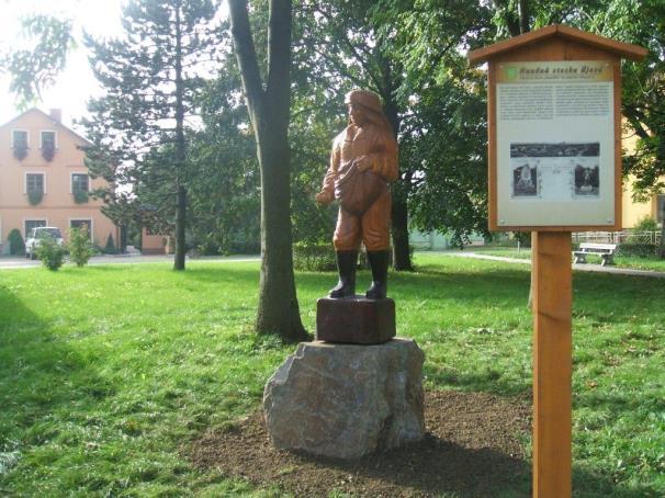 Z kulturních akcí můžeme jmenovat Obecní ples, na kterém vystoupili ABBA WORLD REVIVAL, hody v Rybníčku a vystoupení Waldemar Matuška Revival, hody v Újezdě a vystoupení Věry Martinové,