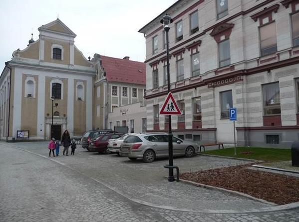 V rámci projektu Město v hradbách rekonstrukce ulic v MPZ Uničov, ulice Litovelská, Haškova a Příční byly provedeny stavební úpravy místních komunikací, chodníků, parkovacích míst, veřejného