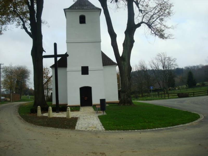 a stroj na úklid obce (1,5 mil. Kč). Hasičům a jejich dorostu bude sloužit nová hasičská zbrojnice včetně malé klubovny se sociálním zařízením.