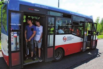 Také při 220 cestujících jsou ještě volná místa, a tak se tramvaj stále plní. Maximum je 280.