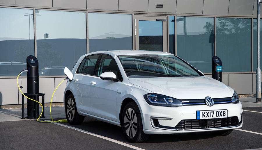 Volkswagen E-Golf Cena: 993 900 Kč s DPH Výkon: 100 kw - 136hp