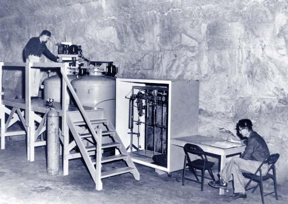78 Referáty Na fotografii z roku 1963 je první Davisův detektor umístěný ve vápencovém dole v Ohiu, který předcházel detekční aparatuře ze zlatého dolu v omestake v Jižní Dakotě. matice M d M l.