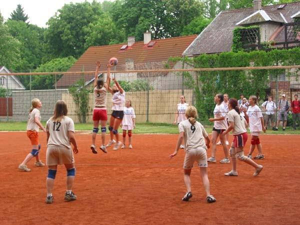 Volejbal Volejbal je sport, při kterém je na hřišti celkem dvanáct