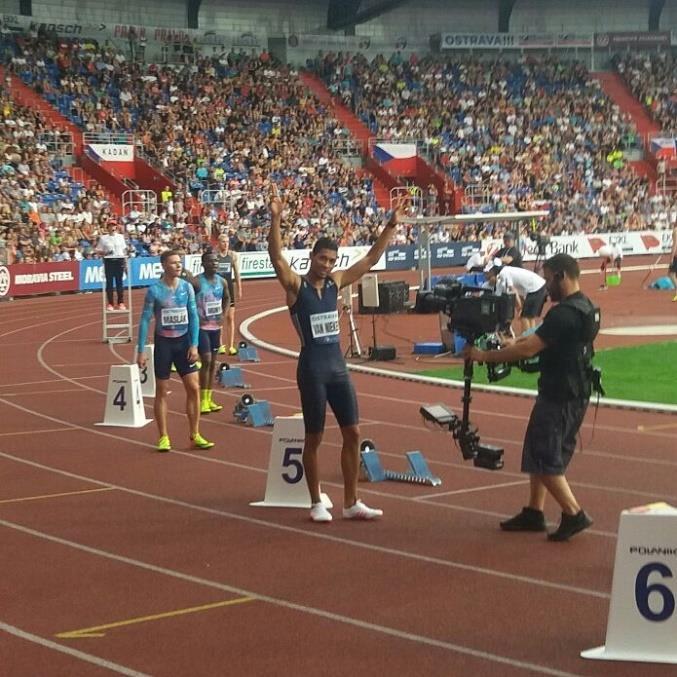 Wayde van Niekerk Je jihoafrický atlet, současný držitel světového rekordu na 400 m, olympijský vítěz z roku 2016 a mistr světa z roku 2015.