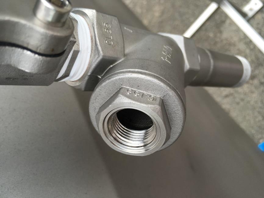 Obr. 32 Čištění filtru do potrubí Pokud je předchozí propláchnutí nedostatečné, odšroubujeme větší zátku (M20) (při vypnutém