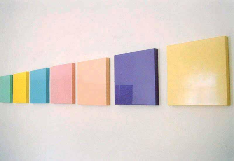 BEZ NÁZVU, 1998, plech, lesklý emajl, rozměry čtverce 35 x 35 x 3,5 cm, instalace variabilní