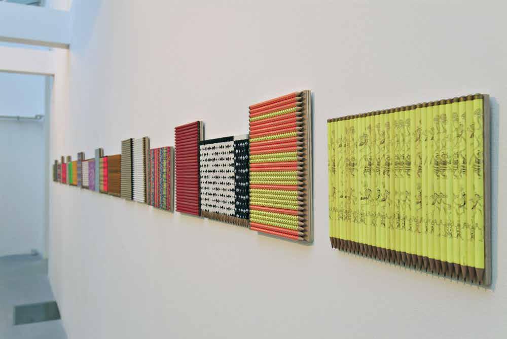 2005, Praha, Futura- centrum současného umění, Insiders BEZ NÁZVU, 1996, obyčejné tužky nalepené na překližce Tužka jako nejobyčejnější kresebný nástroj se sama stala tématem.