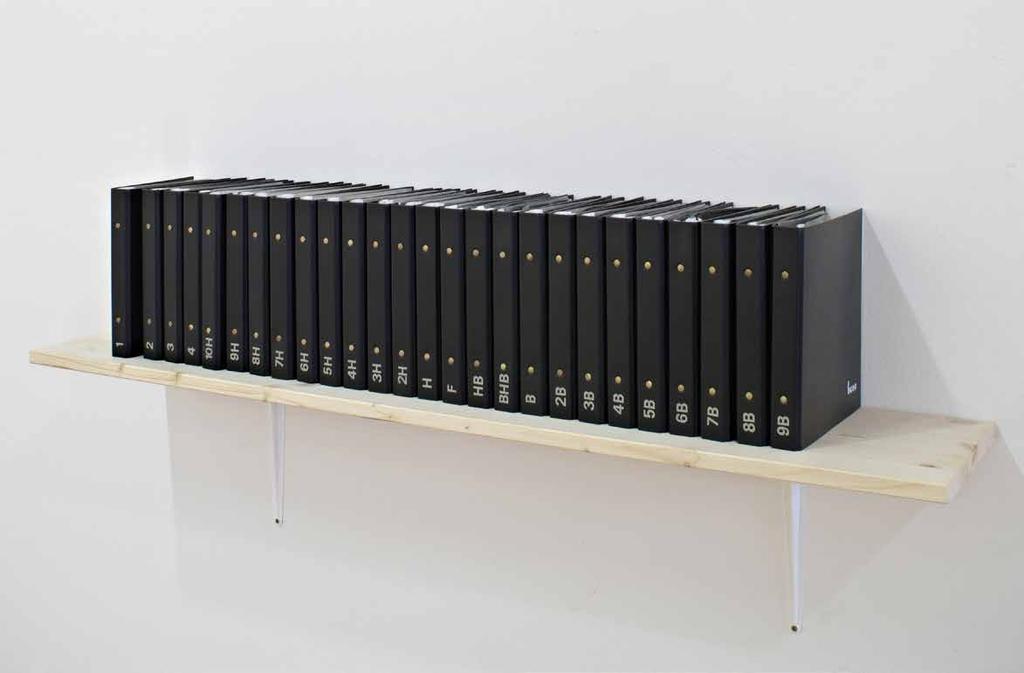 1996, Horn /Rakousko, Kunsthaus, Schriftbild BEZ NÁZVU, 1996, 26 šanonů, 162 kreseb, A5, dřevěná polička, vzorník tvrdostí tuh, celoplošné černé kresby rozdelené do šanonů podle tvrdostí použitých