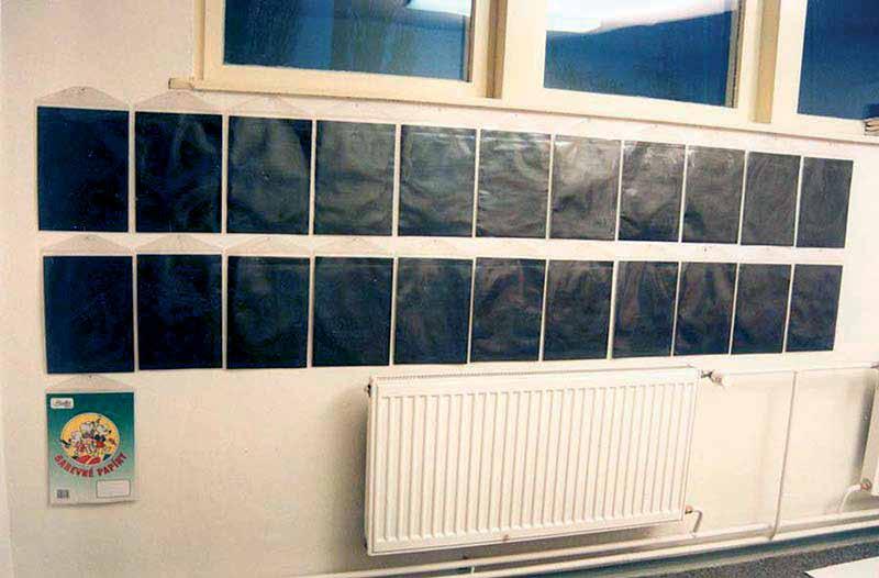 BEZ NÁZVU, 1995 6, oboustranné kresby tuhou na barevných papírech, A4, 22 kreseb, plastové