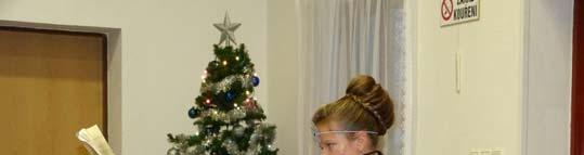 Setkání zahájil starosta obce Petr Dvořáček a popřál pěkný advent a předal sponzorský dar obce p.ředitelce ZŠ v Deštné.
