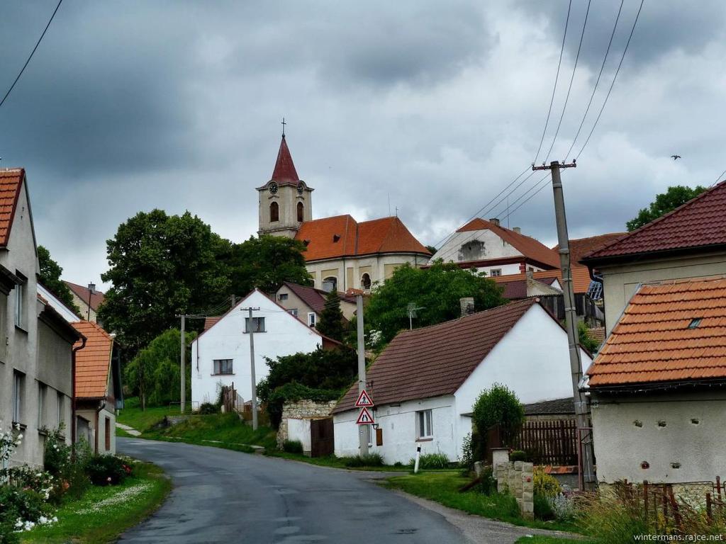 Další památkou je místní zámek, který nechal v roce 1613 vystavět Matyáš Štampach ze Štampachu, hejtman kraje slánského.