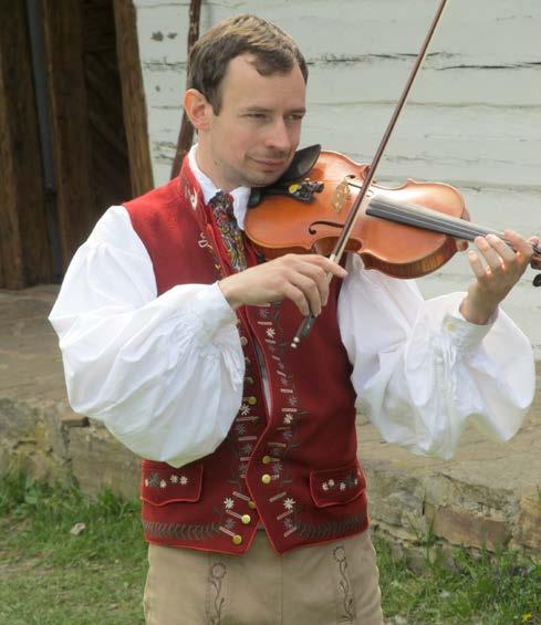 ROZHOVOR Vedoucí perníčkovské muziky Michal Doubek je muž mnoha řemesel Výčet toho, co vše stíhá vedoucí muziky Perníčku, autor jeho hudebních aranžmá a organizátor perníčkovského tábora, je opravdu