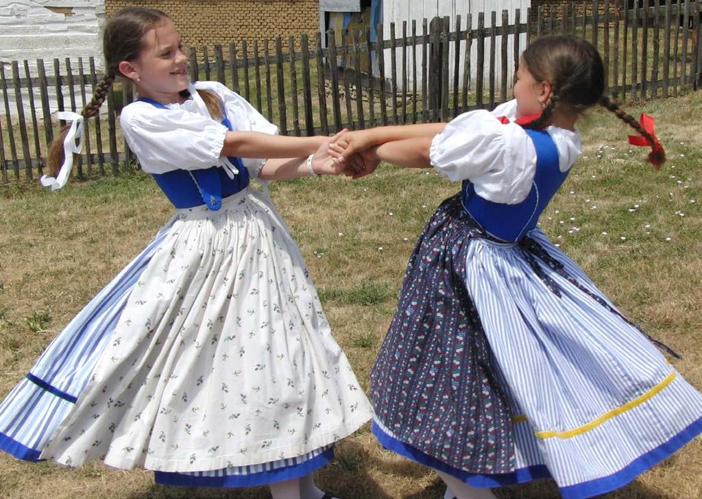 přihlásili jsme se i sem. Zde se již nesoutěžilo pouze v lidovém tanci, ale hodnotila se i lidová muzika, zpěv, lidová slovesnost, choreografie, scénické zpracování lidových zvyků a čistota krojů.
