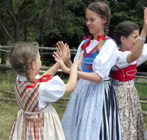 První místo znamenalo postup na celostátní přehlídku dětských folklorních souborů, kde Perníček viděla celá folklorní veřejnost, a tak si soubor otevřel dveře na vnitrostátní, ale i zahraniční