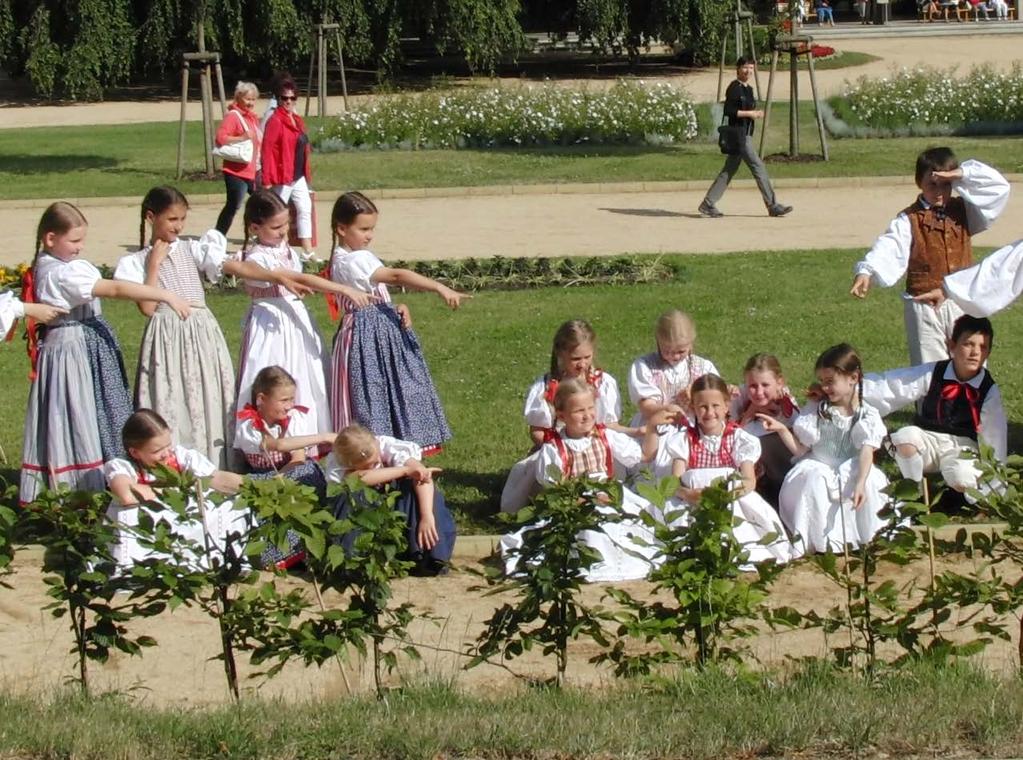 ROZHOVOR Slovo folklor v sobě dle slovníku nese osobité vyhraněné projevy hudební, slovesné, taneční a dramatické kultury. Lidový tanec je pouze jednou složkou z toho všeho.