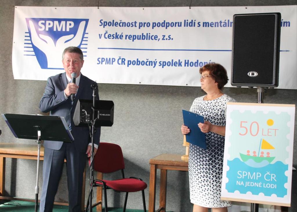 A pak dostávám slovo já, abych natěšila všechny přítomné na věci příští. Je to jako barevná skládačka.