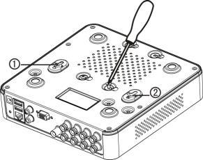 4) Nasaďte zpět kryt DVR/NVR (digitálního/síťového videorekordéru) a utáhněte šrouby.