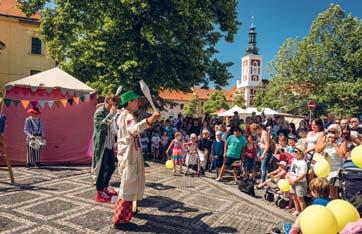 Po příchodu na náměstí zazněly zdravice hostů z partnerských měst a pak už mohl moderátor a člen souboru Slánská scéna, Vašek Tintěra, naplno odstartovat celodenní program slavností.