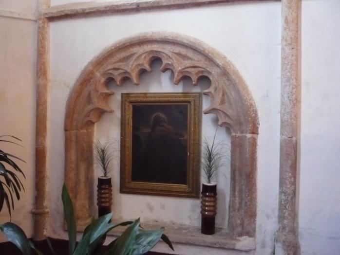 Kostel svatého Bartoloměje Počátky místního kostela sahají do 13. století, kdy zde stál jen dřevěný kostelík, který byl později přebudován ve slohu románském. Nejstarší zmínky jsou z roku 1370.