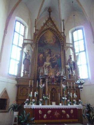 Gotické kněžiště je pětiboké s křížkovou žebrovou klenbou, také klenba lodi je sklenutá čtyřmi poli valené klenby. V ose má zazděné původní gotické okno, ostatní okna jsou zmodernizovaná.