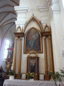 roucha, jehož záhyby volně