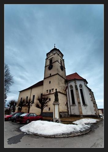 Kunžacká věž Hranolová pětipatrová věž vysoká 24,8 m byla po požáru roku 1556 přistavena k jižní straně kostela. Je ukončena oplechovanou vlašskou helmou.