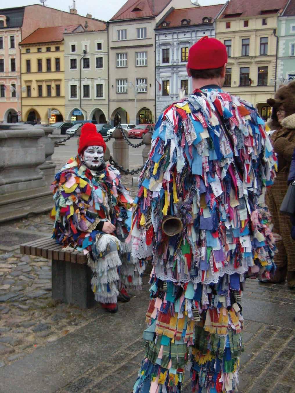O přesnější vymezení užívaných pojmů jsem se sice pokusil na jiném místě (Erban 2011), avšak bez vysvětlujícího, zpřesňujícího komentáře a bez užší vazby na oblast domácí lidové kultury.