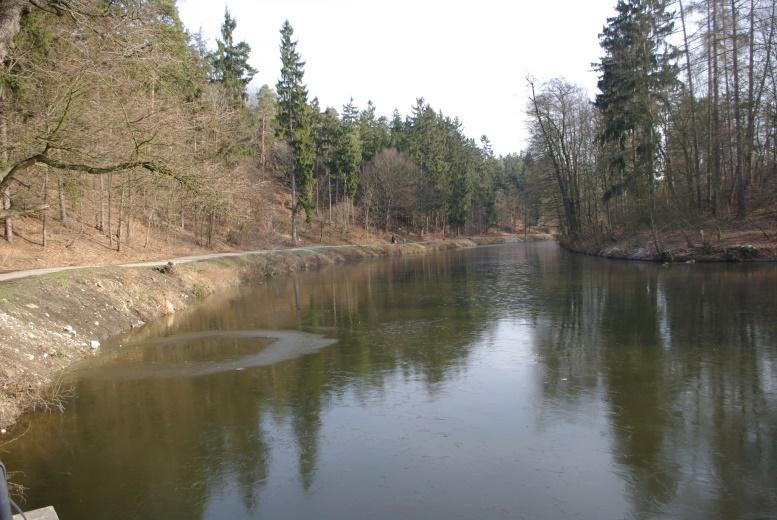 Rybník Dolnomlýnský Katastrální území: Kunratice Vodní tok: Kunratický potok Typ nádrže: průtočná Účel nádrže: krajinotvorný, chov ryb, požární záloha Plocha hladiny: 6 873 m 2 Objem