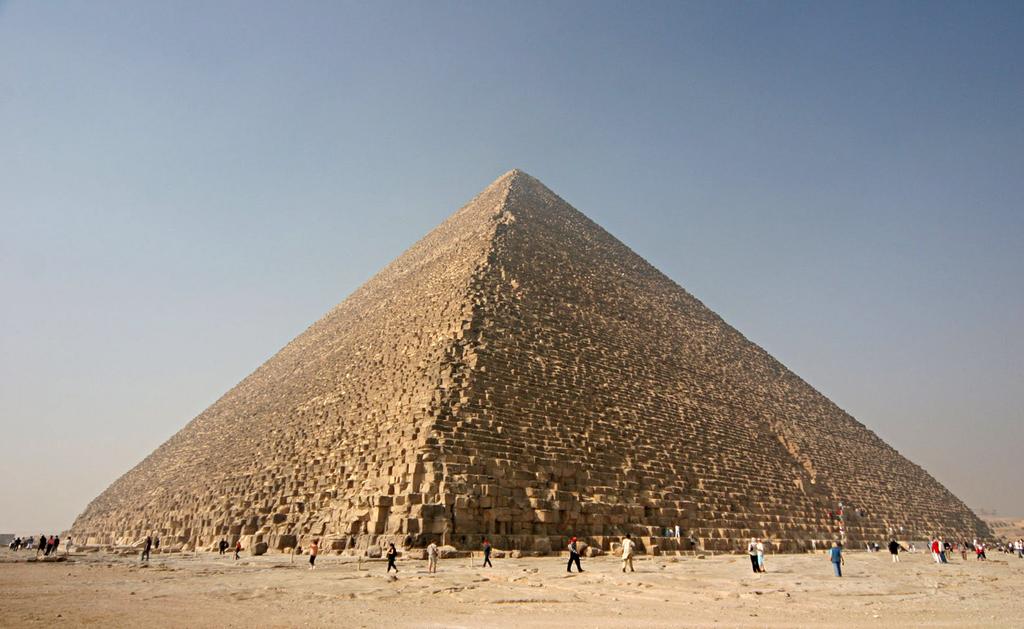 Kamenné lomy v historickém egyptě Velká pyramida v Gíze Základ pyramidy z vápence na místě