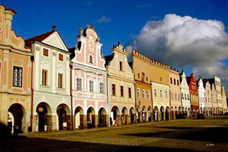 PAMÁTKOVĚ CHRÁNĚNÁ ÚZEMÍ 2019 Objem programu: 1 600 000 Kč Příjemci dotace: vlastníci objektů na území PR a PZ Zaměření: Podpora obnovy nepamátkových objektů na území památkových rezervací a zón Výše