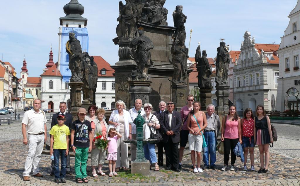 podobně jako nevinní občané Lidic zavražděni v Českém Malíně na Ukrajině dne 13. července 1943.
