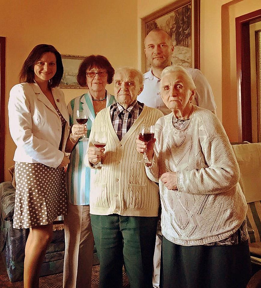 3. Ročník Číslo 7 BRATR ANTONÍN ČADEK OSLAVIL 90. NAROZENINY U příležitosti významného životního jubilea jsme se dostavili poblahopřát našemu bratru Antonínu Čadkovi k jeho devadesátinám.