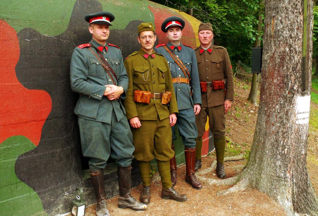 3. Ročník Číslo 7 OBJEKT ČS. LEHKÉHO OPEVNĚNÍ DOKSY U KLADNA Každou poslední sobotu v měsíci od dubna do srpna můžete navštívit objekt československého lehkého opevnění v Doksech u Kladna.