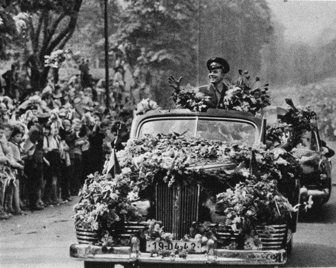 Prezident Kennedy dokonce údajně požádal, aby ho v noci nebudili, kdyby ke startu došlo. Ani ne tak proto, že by Gagarinův triumf chtěl ignorovat, ale protože s ním počítal.