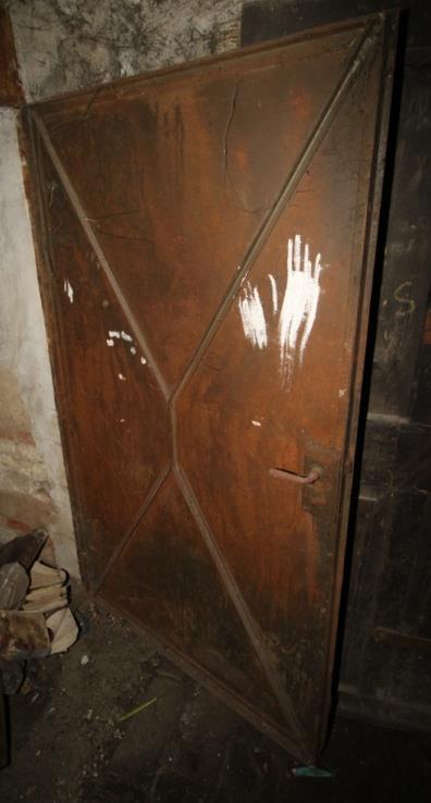 konstrukce s otočnými závěsy, původní zámek, klika a štítek, pole členěno