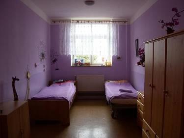 Mimo tyto byty je v přístavbě vybudována keramická dílna, cvičná domácnost s cvičnou kuchyňkou a další pracovna klientů.