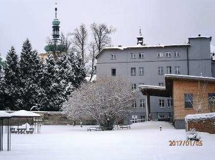 Služba je tak poskytována v běžné městské zástavbě v centru města. Zařízení disponuje vlastní rozsáhlou zahradou. V těsném sousedství se nachází městský park.