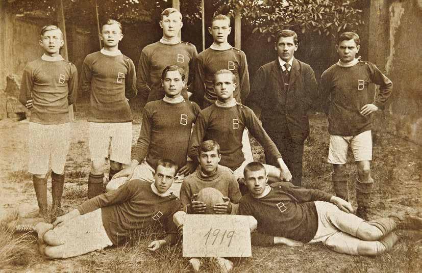 Tým z r. 1919 Nahoře zleva: Hlinka, Pražák, Hausner, Řezáč, Bečvář hostinský, Huml.