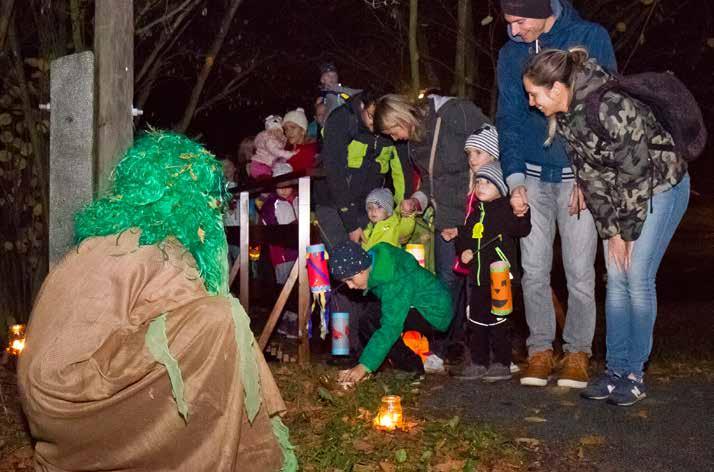 Zřejmě nejžádanější bylo dojící stanoviště pro kozy, kde si mohl každý vyzkoušet sám podojit kozu. Další prohlídka byla směrována ke králíkům a do stáje ke kravičkám, kde byla ke shlédnutí i telátka.
