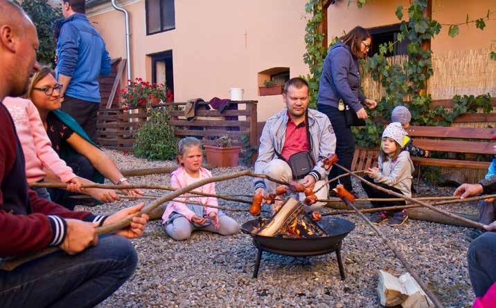 celkem sedm a kteří zůstali dodnes vystaveni na dětském hřišti.