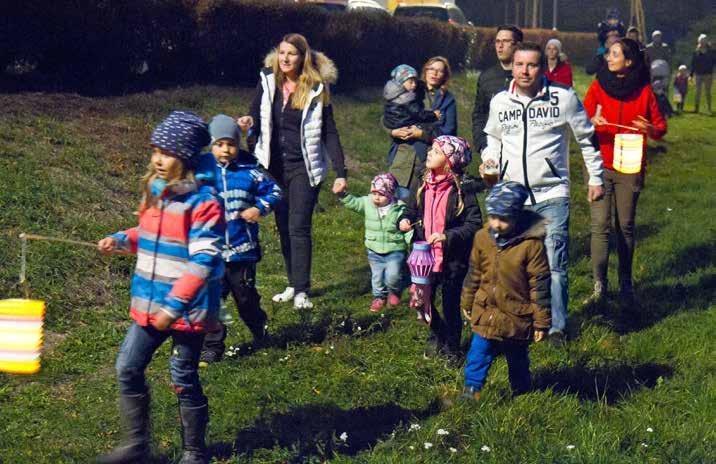 poslední účastníci teprve vycházeli ze dvora farmy.