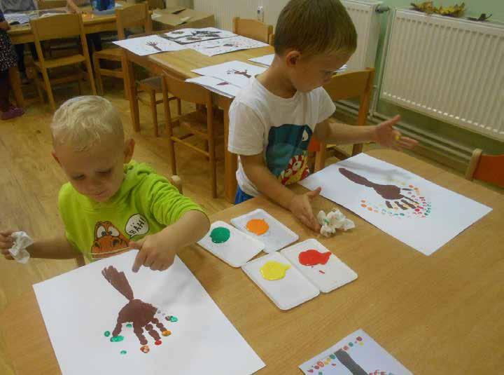 Světýlka ve školce Na dušičkový večer jsme se všichni moc těšili. Čekala nás návštěva školky za úplné tmy. Věděli jsme, že nás čeká školka plná světýlek. A bylo jich opravdu mnoho.