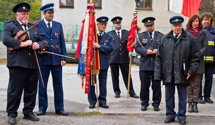 pánové: Říha, JUDr. Bezděk, starosta KSH p. Lacina, starostka obce pí Polívková a za Klub zasloužilých hasičů 7. okrsku Rychlý.