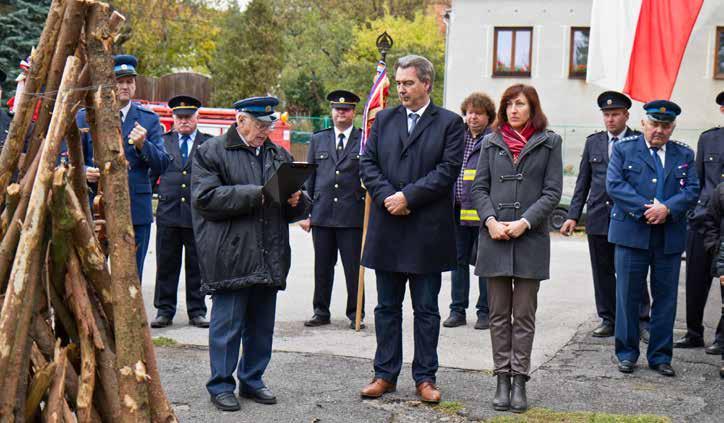 Floriána br. Zikánovi k životnímu jubileu. Pamětní medaile byla předána i panu radnímu Bezděkovi a paní starostce Polívkové.