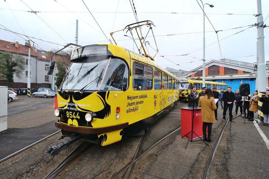 Jen za loňský rok zemřelo po střetu s tramvají osm osob. To je šílené číslo, které se navíc meziročně zvýšilo.