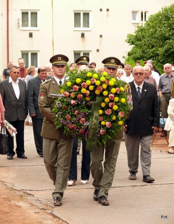 Pietní akt byl zahájen kladením věnců a květin.