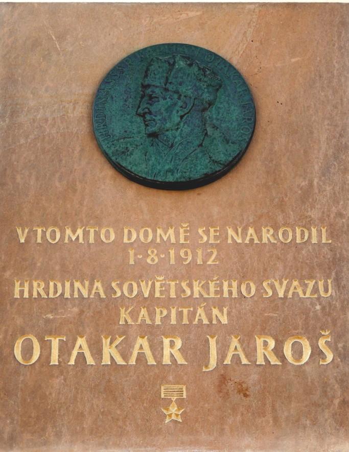 1. Ročník Číslo 7 101 let od narození kpt. Otakara Jaroše Ve čtvrtek 1. 8. 2013 jsme přijali pozvání do Loun, kde před rodným domem kpt.