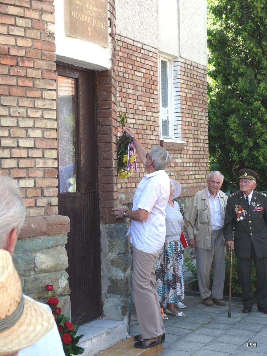 Byl vyznamenán in memoriam Československým válečným křížem a titulem Hrdina Sovětského svazu. Čestné občanství Loun mu bylo uděleno in memoriam dne 17.
