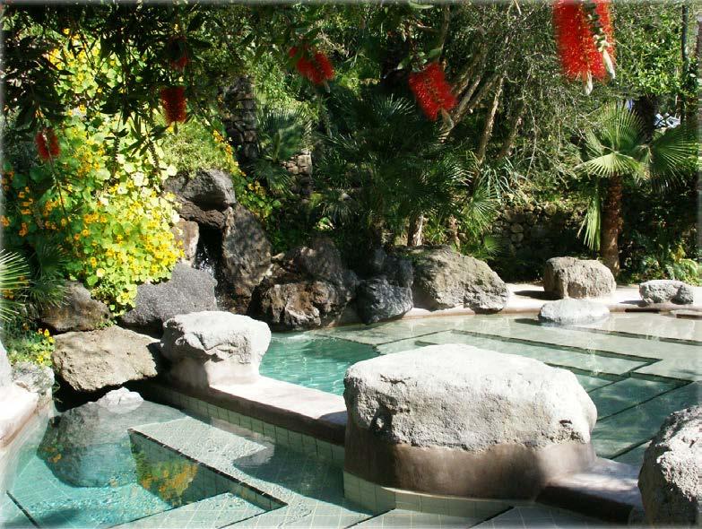 Najdete zde termální bazénky vytesané přímo do skály, saunu ve skále, Kneippovy lázně, jezírka apod.