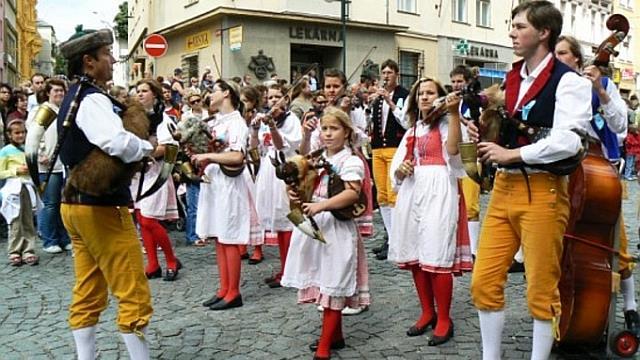 Česká kultura Český kroj V Čechách se dřív nosily kroje, každý kraj měl svůj. Mluví se tu česky, zpívá se tu a píšou se knihy, taky divadlo točí se filmy nebo malují obrazy.